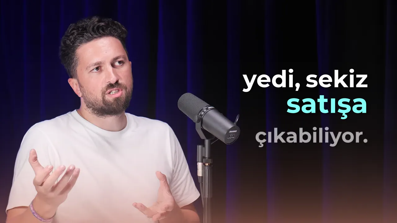 Emre Elbeyoglu stüdyo mikrofonunun önünde, yanında yedi, sekiz satışa çıkabiliyor altyazısı