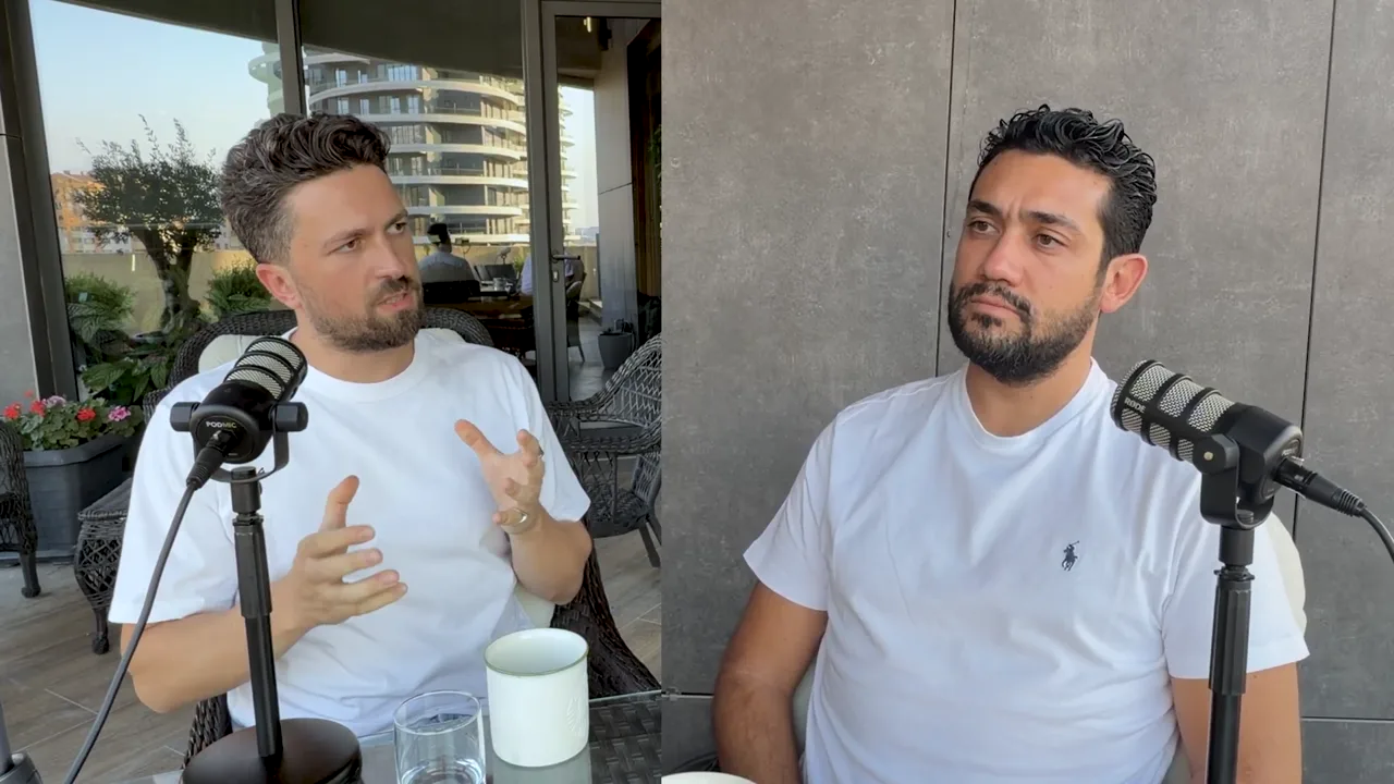Bölünmüş ekranda Emre Elbeyoglu terasta podcast mikrofonuna konuşurken el hareketi yapıyor, Evren Bayraktar dinliyor