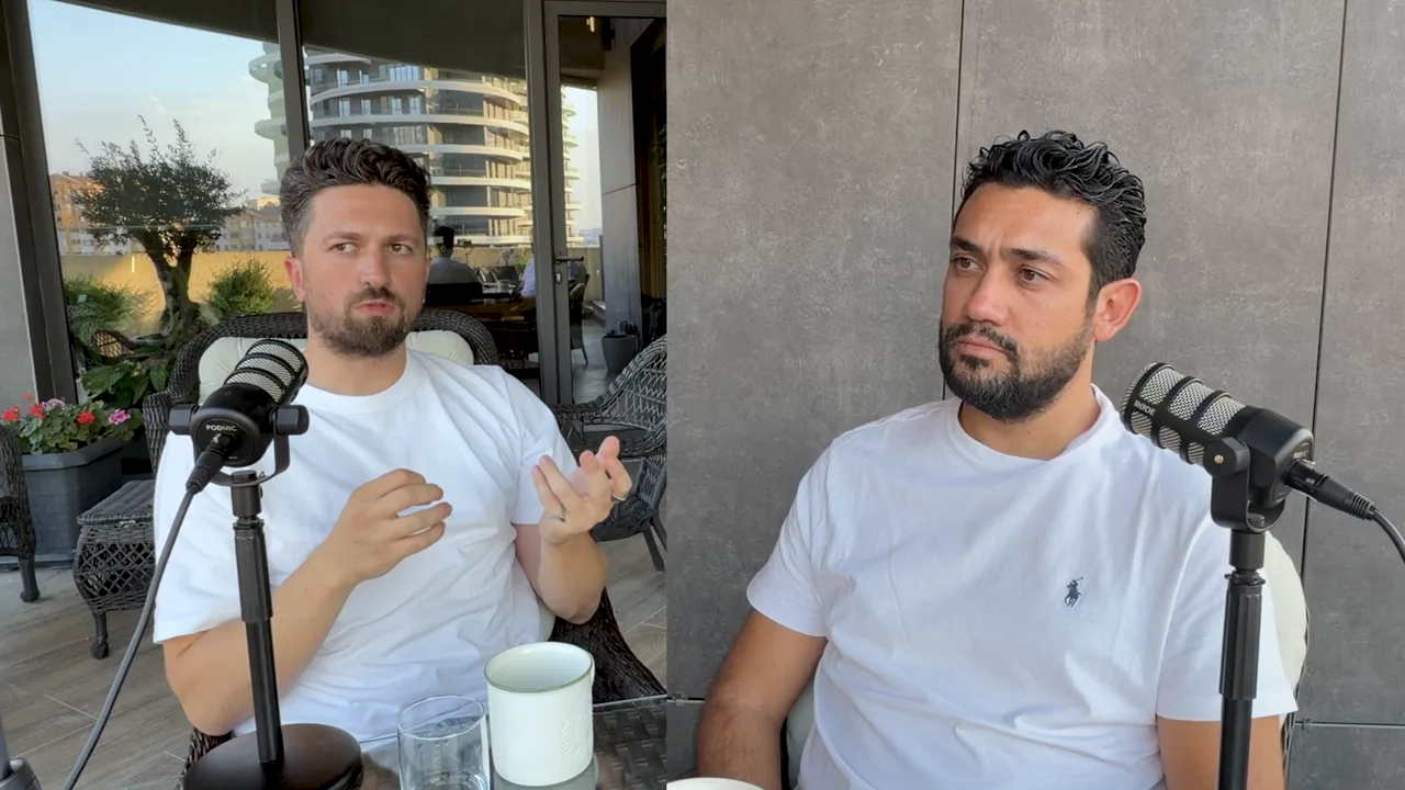 Emre Elbeyoglu yeni bir SaaS'ın dar bir niş için konumlanması gerektiğini anlatıyor, Evren Bayraktar dinliyor