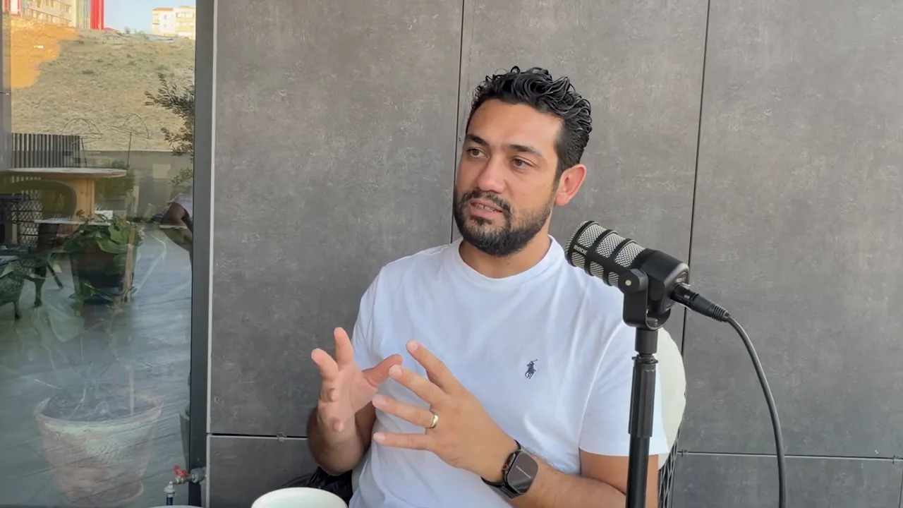 Evren Bayraktar el hareketi yaparak taze içeriğin küçük sitelere AI Overview'da görünürlük kazandırdığını anlatıyor