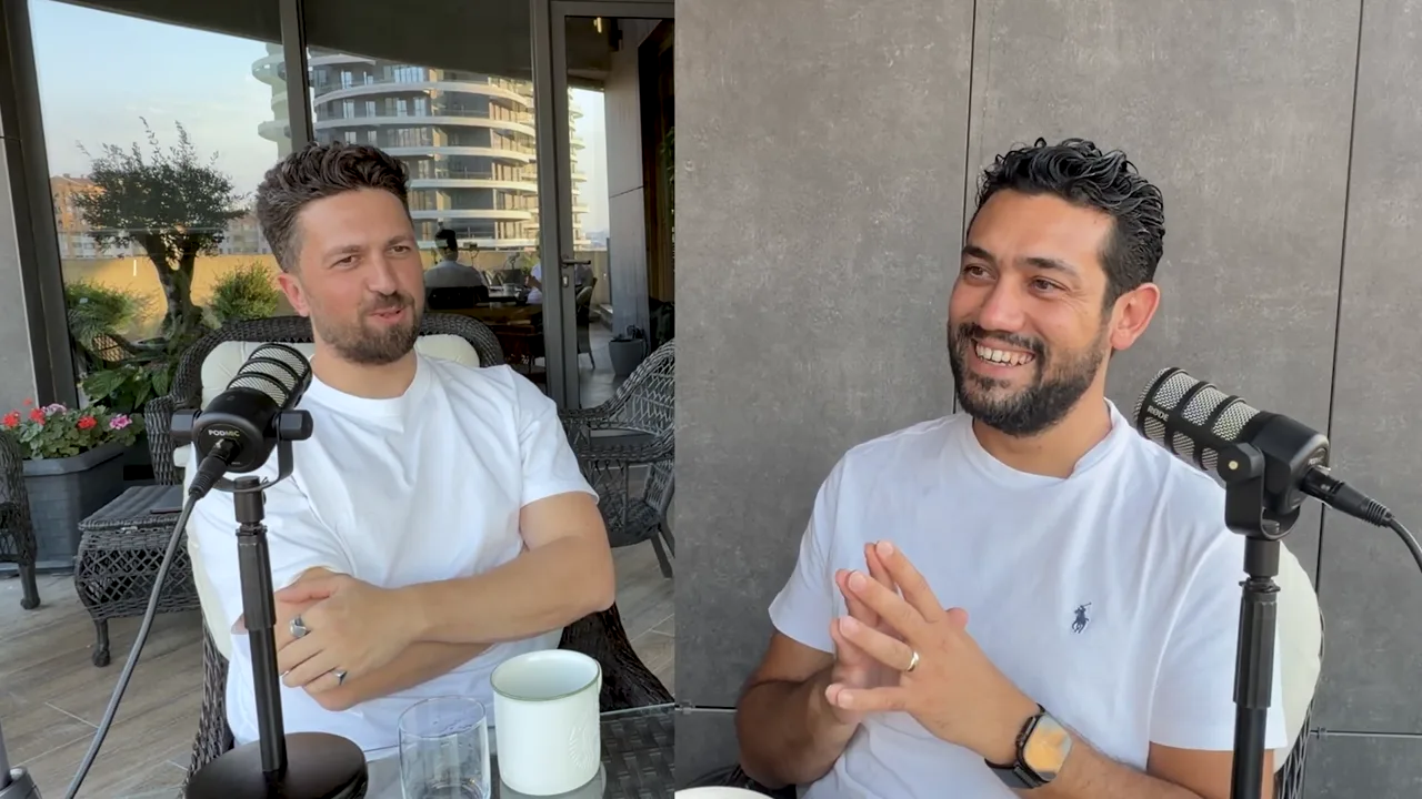 Bölünmüş ekranda kollarını kavuşturmuş Emre Elbeyoglu ve gülümseyen Evren Bayraktar SaaS'ın ölüp ölmediğini konuşuyor