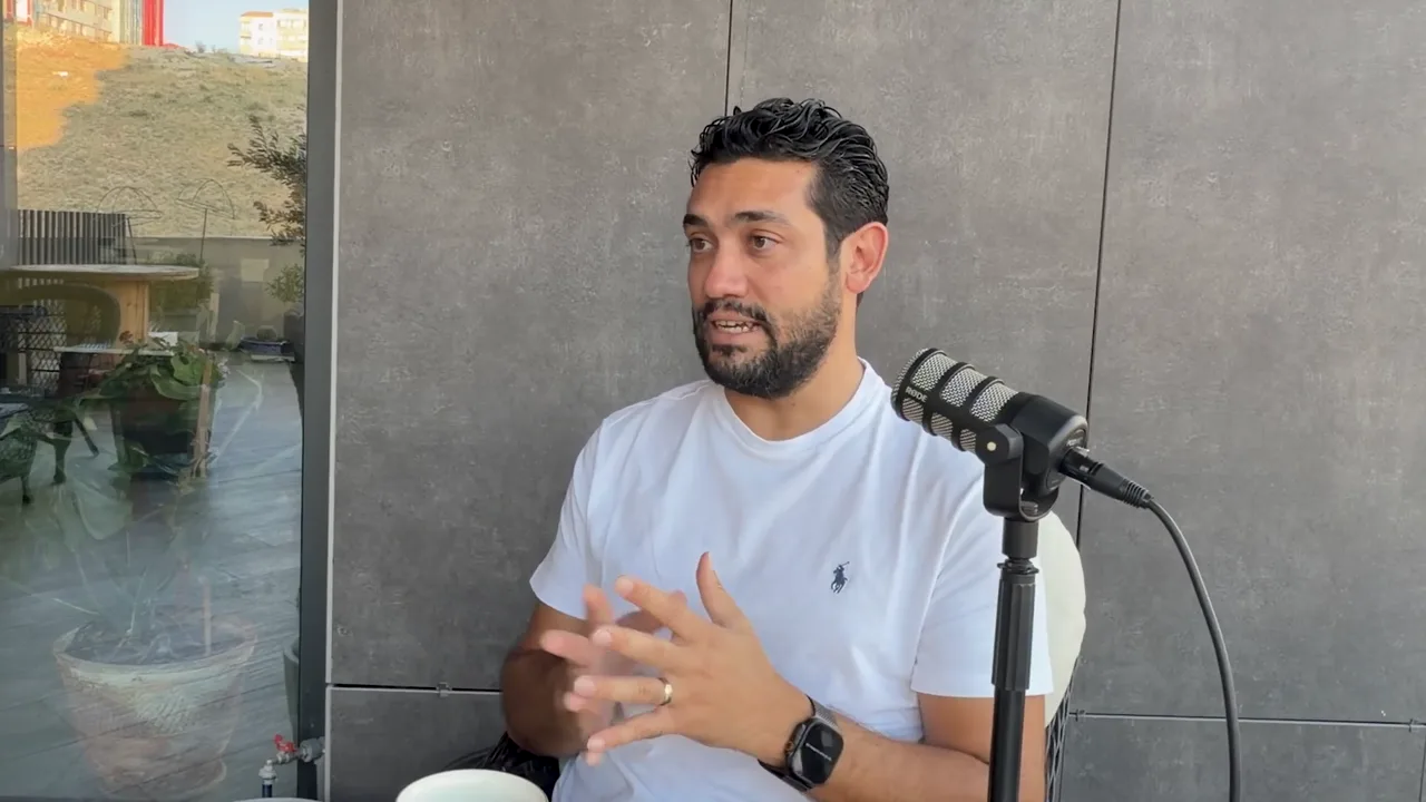Evren Bayraktar podcast mikrofonunda, teknik olmayan Jotform çalışanlarının hackweek'te yaptığı araçları anlatıyor